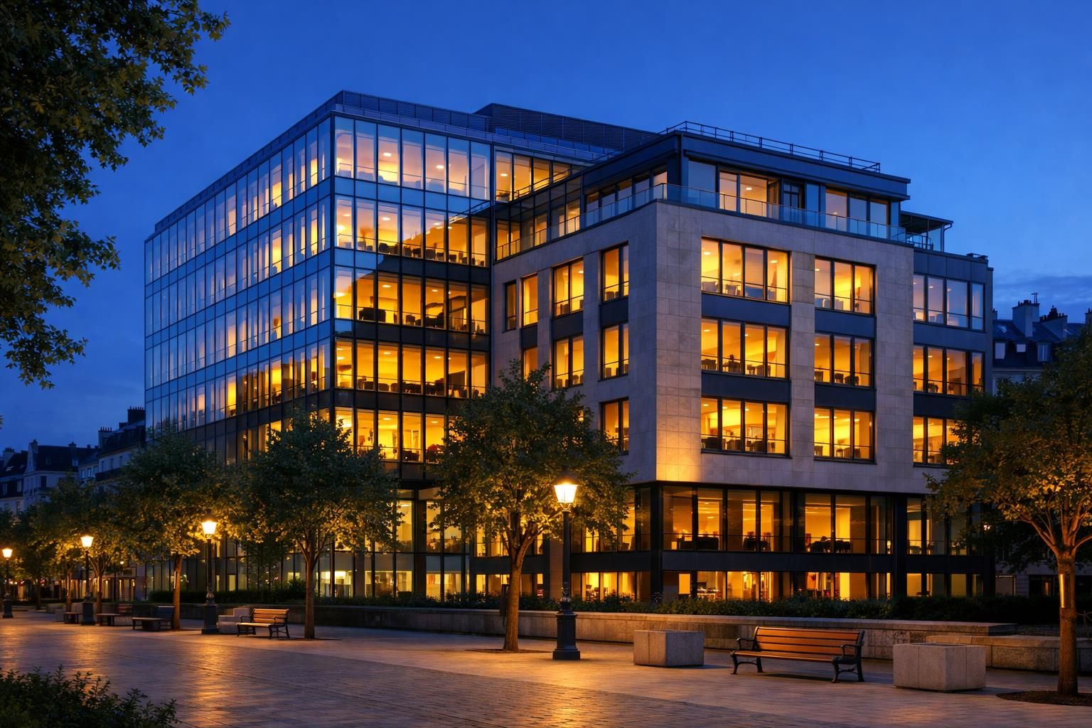 Immeuble de bureaux aux fenêtres éclairées à l'heure bleue en ville